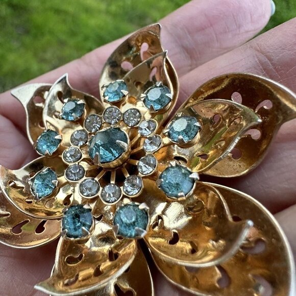 VTG Coro Pendant Brooch Pin 2 1/8" Tiered Flower Clear Blue Crystals Gold Plated - Picture 2 of 7